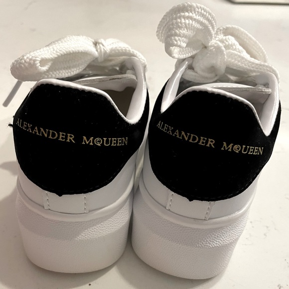 Alexander McQueen Kids Oversized Lace-Up Leather Sneakers. Brand new. - Picture 2 of 7